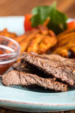 Patates ızgaralı dilimlenmiş biftek.