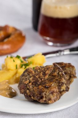 Patates salatalı Bavyera köftesi
