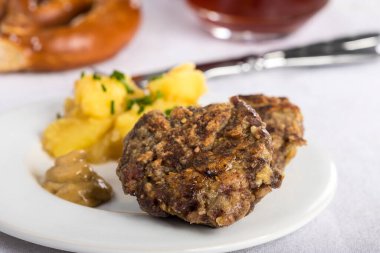 Patates salatalı Bavyera köftesi
