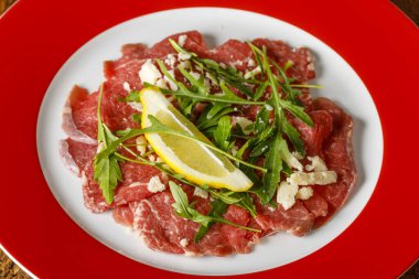 Tabağında roka olan taze carpaccio.