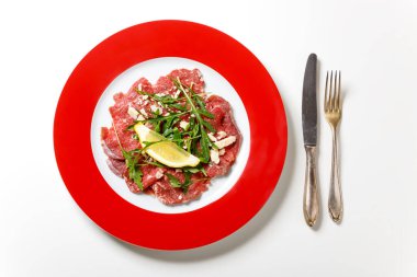 Tabağında roka olan taze carpaccio.