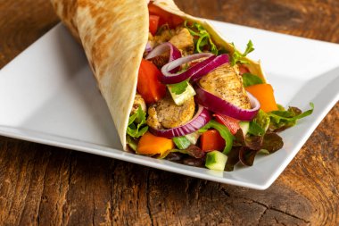 Renkli kumaş üzerinde üç Meksika tacosu.