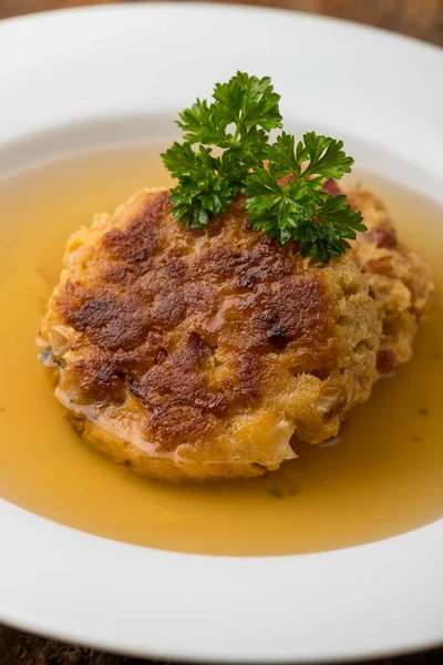 Oostenrijkse Kaas Knoedel Bouillon — Stockfoto