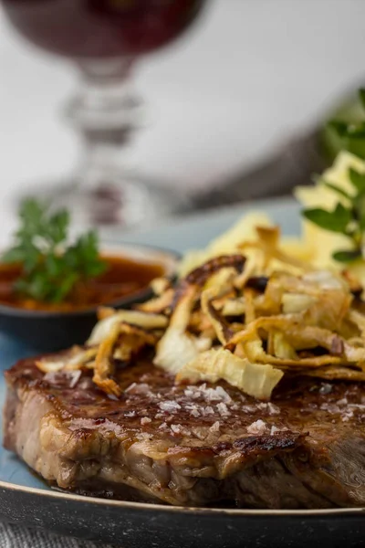 Německý Steak Praženou Cibulí — Stock fotografie