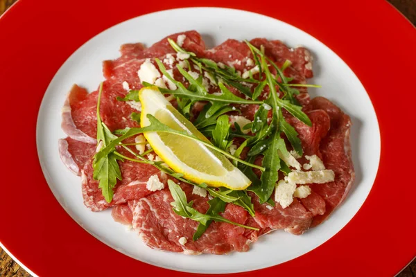 Tabağında roka olan taze carpaccio.