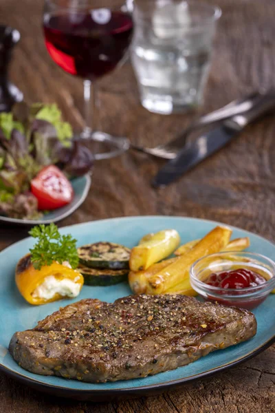 Grilovaný Steak Hranolkama — Stock fotografie