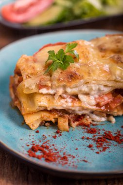 Bir porsiyon lazanyayı kapat