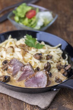 Swaetzle soslu kızarmış domuz filetosu.