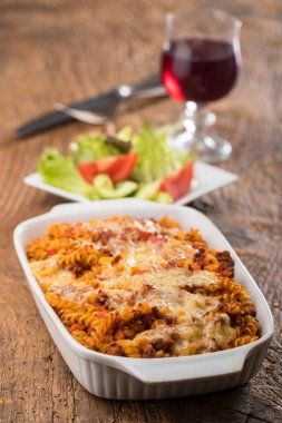 Tahtada salata olan ızgara makarna.