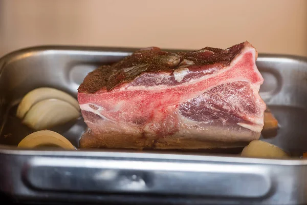 Rauwe Varkensschouder Een Ovenschotel — Stockfoto