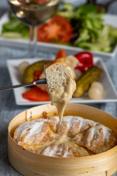 Swiss Cheese Fondue Bread — Stock Photo, Image