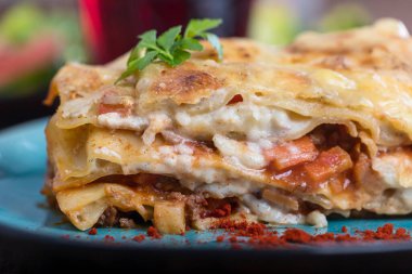 Bir porsiyon lazanyayı kapat