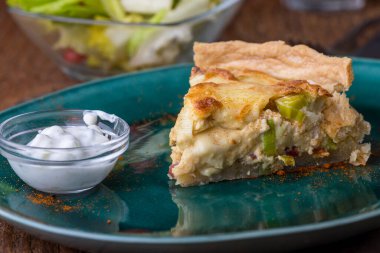 Fransız kiş lorraine ve tahtadan salata.