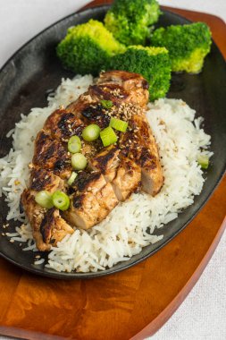 Pirinçli teriyaki tavuğu.