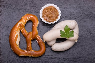 Siyah tahtada beyaz bavyera sosisleri