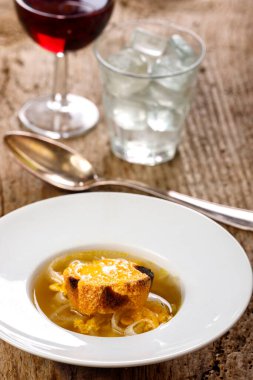 Fransız soğan çorbasına yakın çekim.