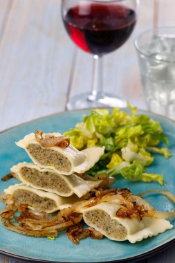 Yarım yamalak salatalı maultaschen makarna.