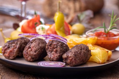 Patates kızartmasıyla servis edilen bir tabakta.