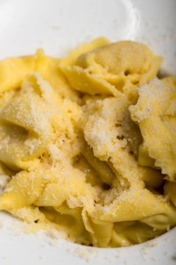 Tabağında peynir olan tortellini.