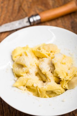 Tabağında peynir olan tortellini.