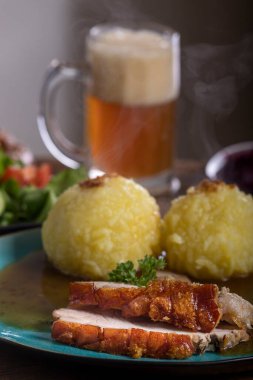 ahşap bavyera kavrulmuş domuz eti