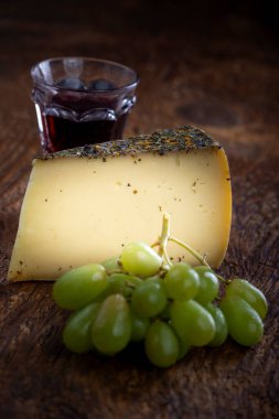 Ağaç üzümlü dağ peyniri