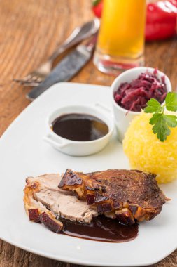 Bavyera usulü kızarmış domuz ve patates köftesi.