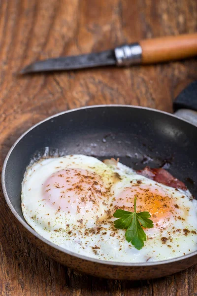 パンの中の卵の日当たりの良い側 — ストック写真