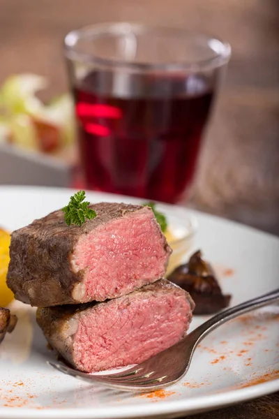 Grillezett Steak Szeletei Tálcán — Stock Fotó