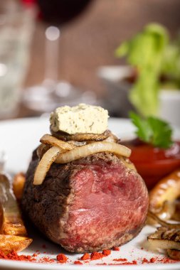 soğan halkası ile ızgara biftek