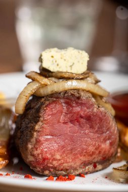 soğan halkası ile ızgara biftek