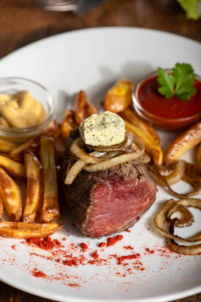 Roston Sült Steak Hagymakarikákkal — Stock Fotó