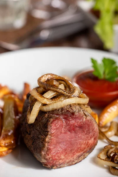 Roston Sült Steak Hagymakarikákkal — Stock Fotó