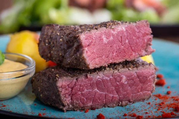 Steak Szeletek Egy Kék Tányéron — Stock Fotó