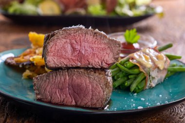 Fasulyeli biftek ve patates graten.