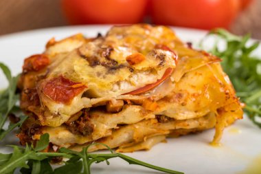 Bir porsiyon lazanyayı kapat