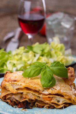 Koyu ahşap salatalı lazanya.