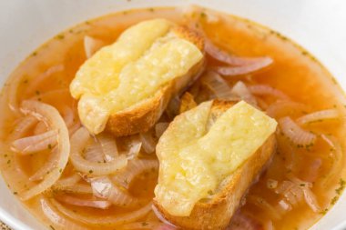 Fransız soğan çorbasına yakın çekim.