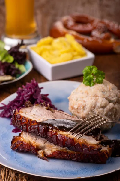 Porción Cerdo Asado Fresco Plato Azul —  Fotos de Stock