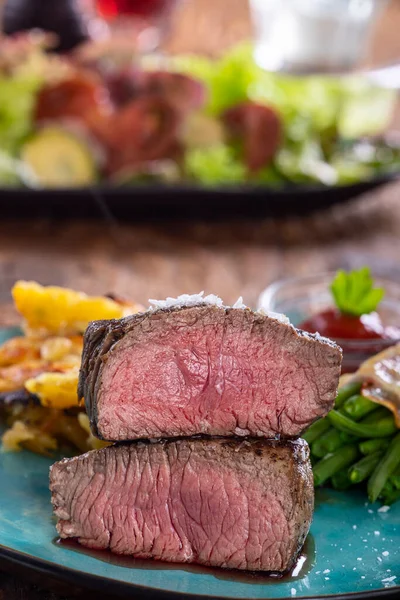 Filete Con Frijoles Patata Rallada —  Fotos de Stock