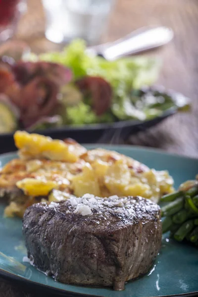 Filete Con Frijoles Patata Rallada —  Fotos de Stock