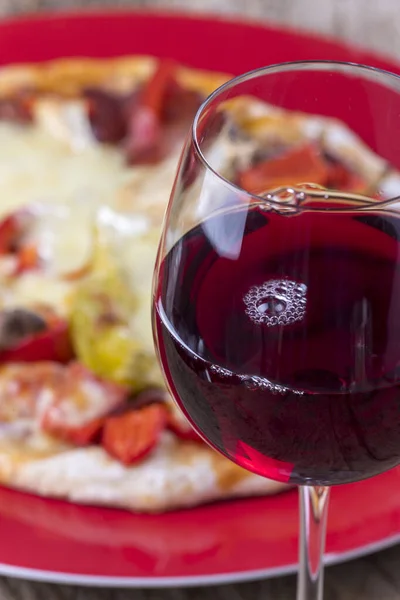 Nahaufnahme Von Rotwein Mit Einer Pizza — Stockfoto