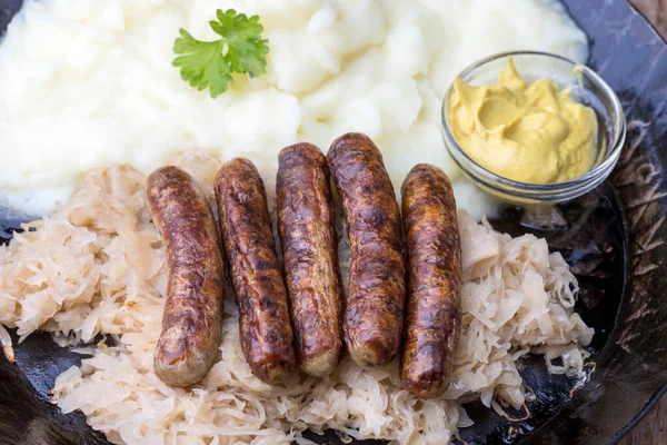 Nürnberger Bratwürste Vom Grill Mit Sauerkraut — Stockfoto