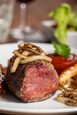 soğan halkası ile ızgara biftek