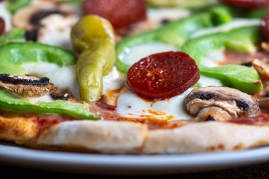 Tabaktaki pizzanın yakın çekimi.