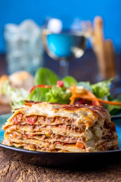 Friss Lasagna Adagja Tányéron — Stock Fotó