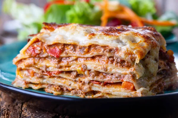 Bir tabak taze lazanya.