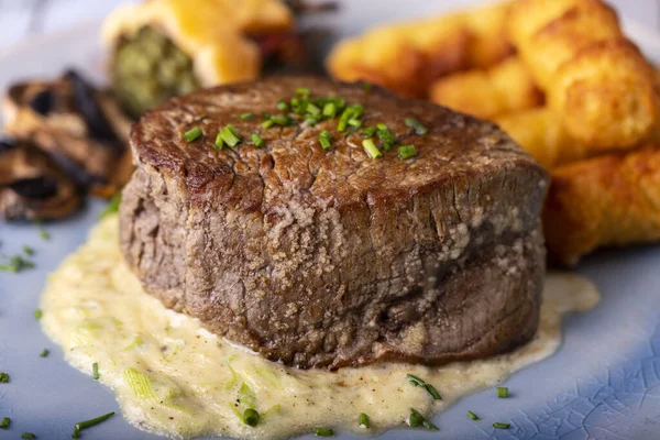 Nahaufnahme Eines Steaks Auf Einem Teller — Stockfoto
