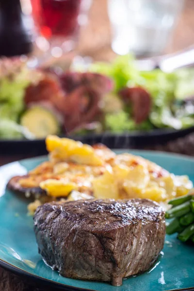 Steak Mit Bohnen Und Kartoffelgratin — Stockfoto
