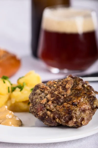 Patates salatalı Bavyera köftesi
